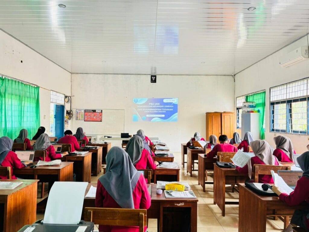 Siswa Akuntansi mengikuti Pra-UKK di kelas