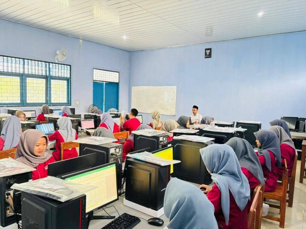 Siswa Akuntansi praktik aplikasi akuntansi di laboratorium komputer