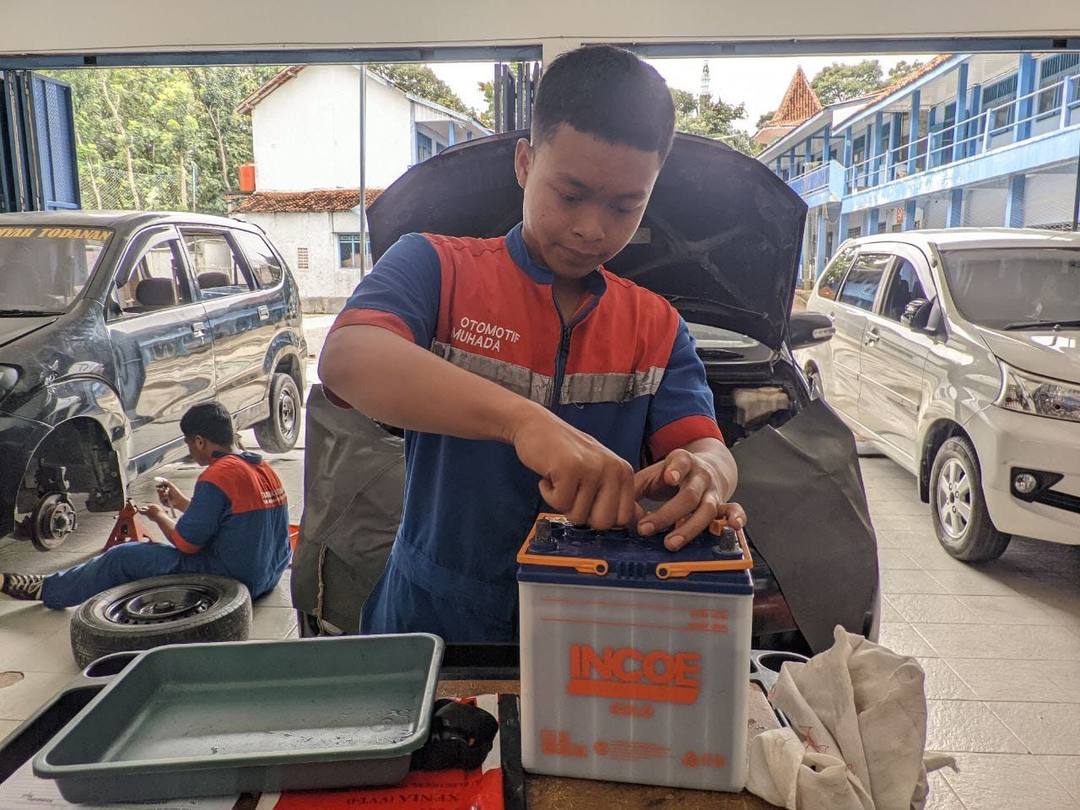 Siswa TKR mengikuti Uji Kompetensi Keahlian di bengkel sekolah