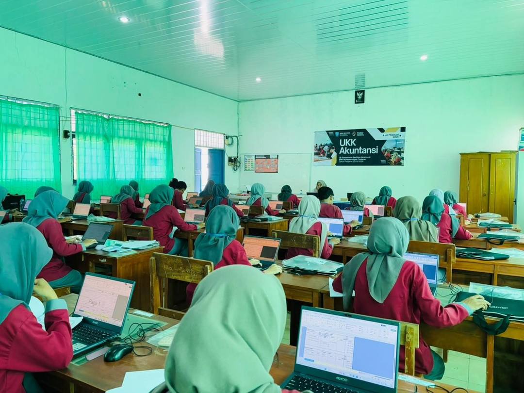 Siswa Akuntansi mengerjakan uji kompetensi di laboratorium komputer