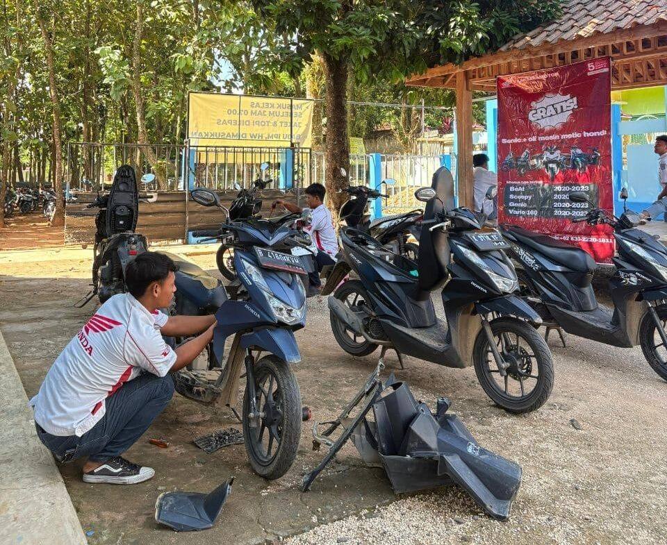 Servis gratis bersama bengkel resmi AHASS di sekolah