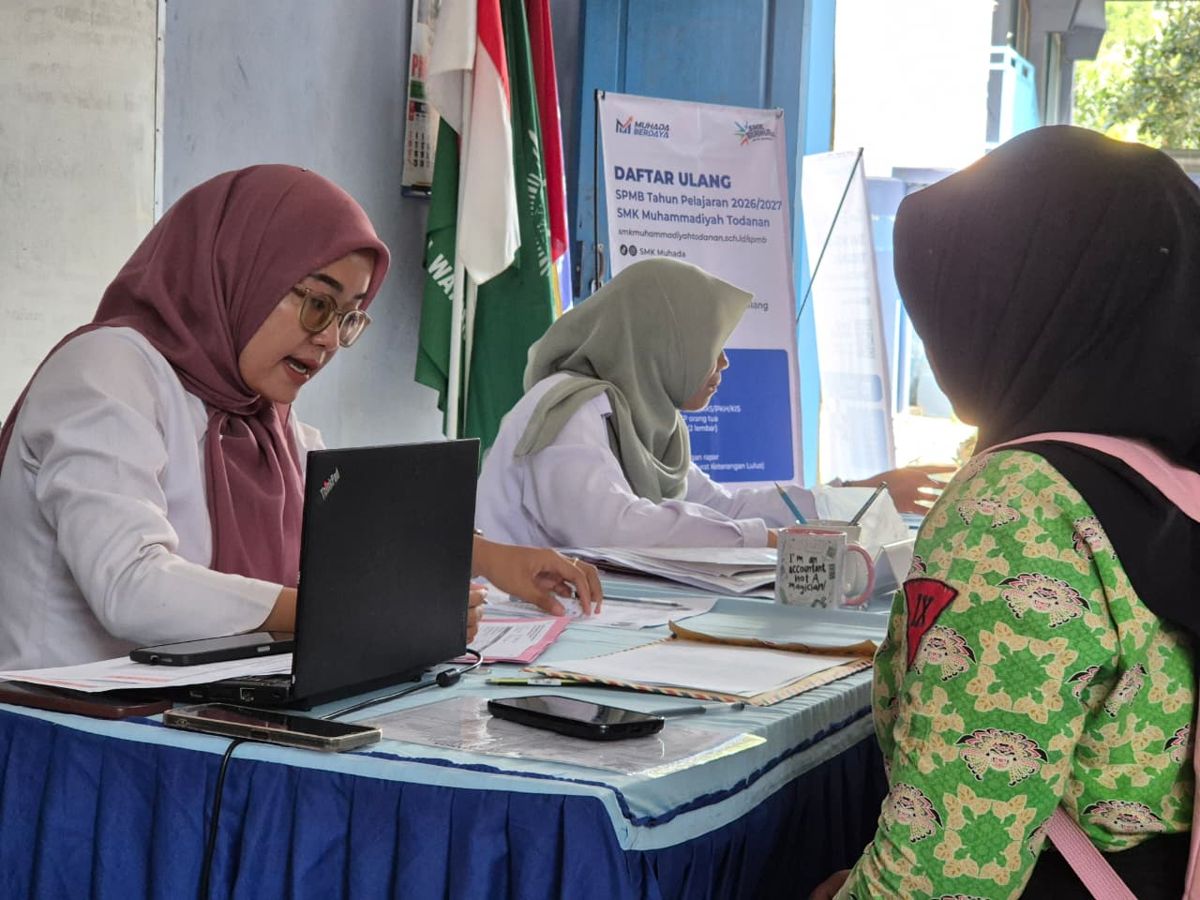 Panitia melayani daftar ulang SPMB SMK Muhammadiyah Todanan