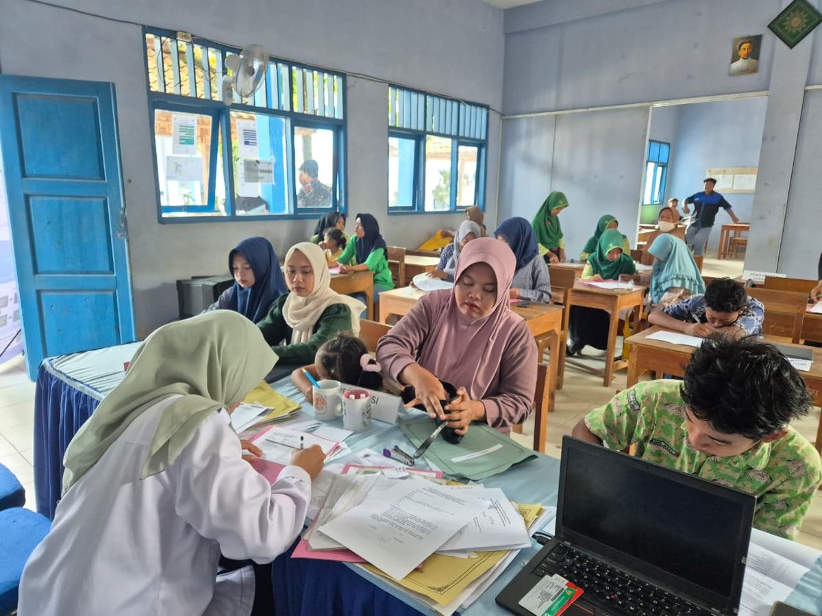 Orang tua dan calon murid mengikuti daftar ulang SPMB di aula sekolah