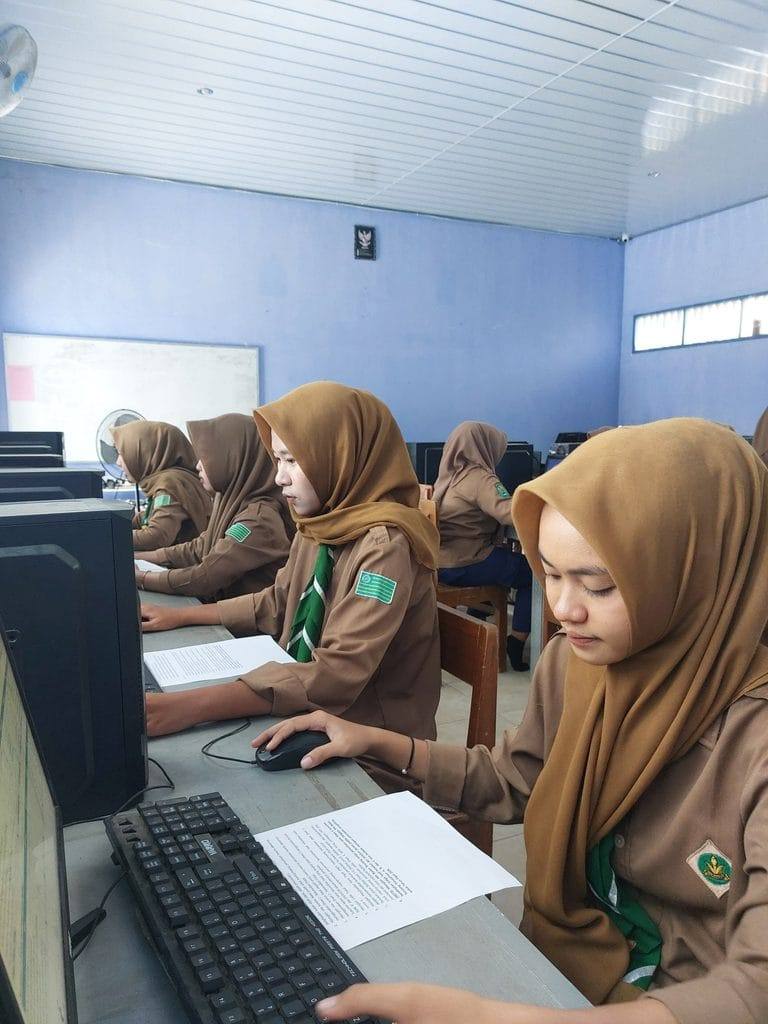 Siswa Akuntansi mengerjakan asesmen di laboratorium komputer