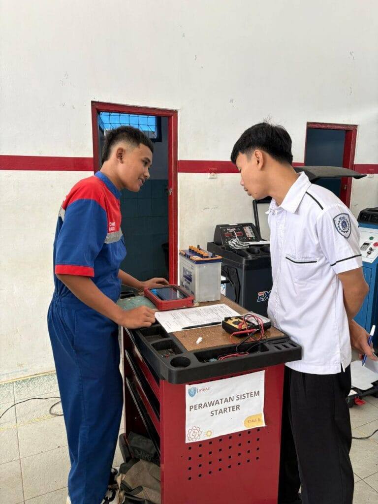 Siswa TKR menguji trainer sistem starter saat UKK