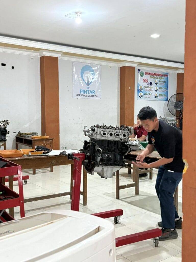 Siswa TKR berlatih pada engine stand untuk LKS