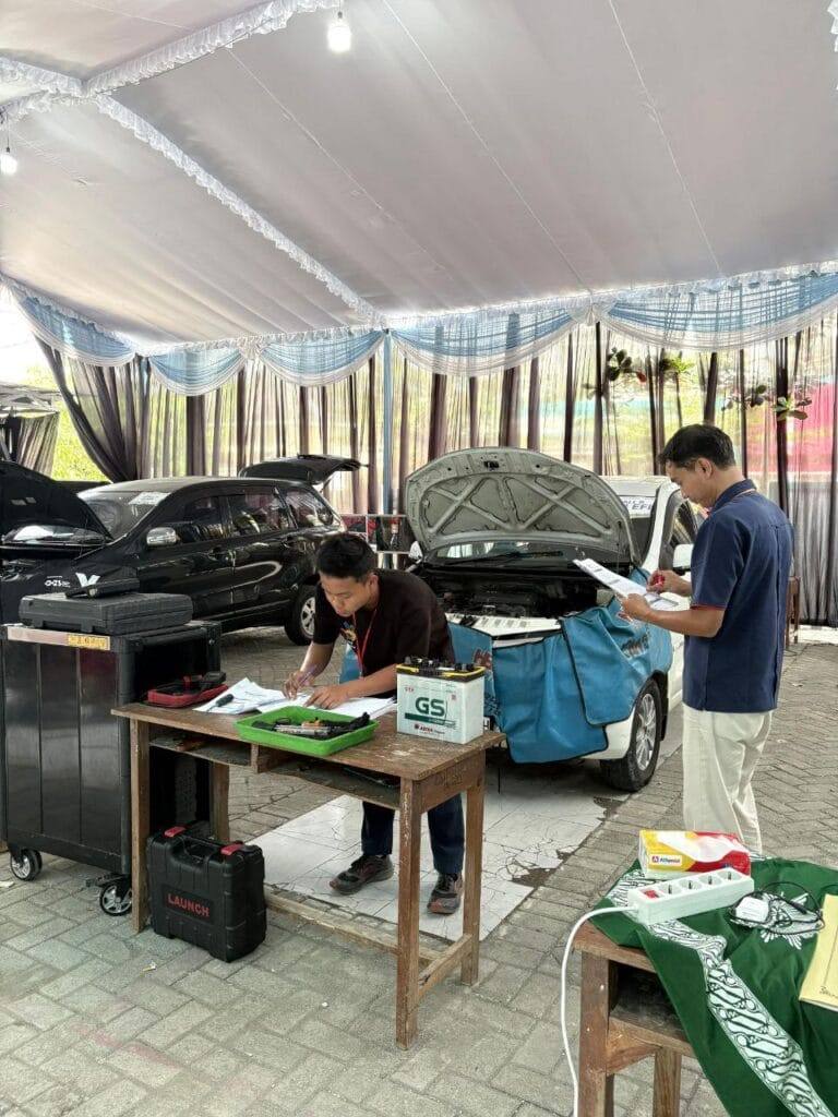 Peserta LKS Automobile Technology mengerjakan tugas lomba