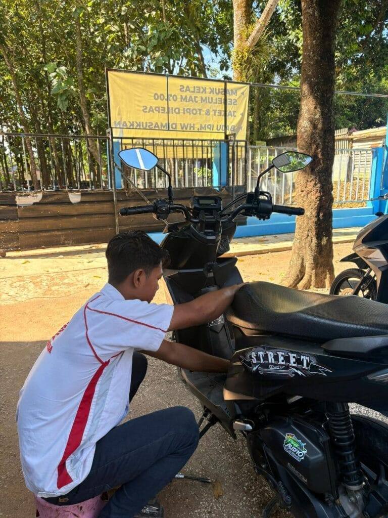 Mekanik AHASS menservis sepeda motor di sekolah